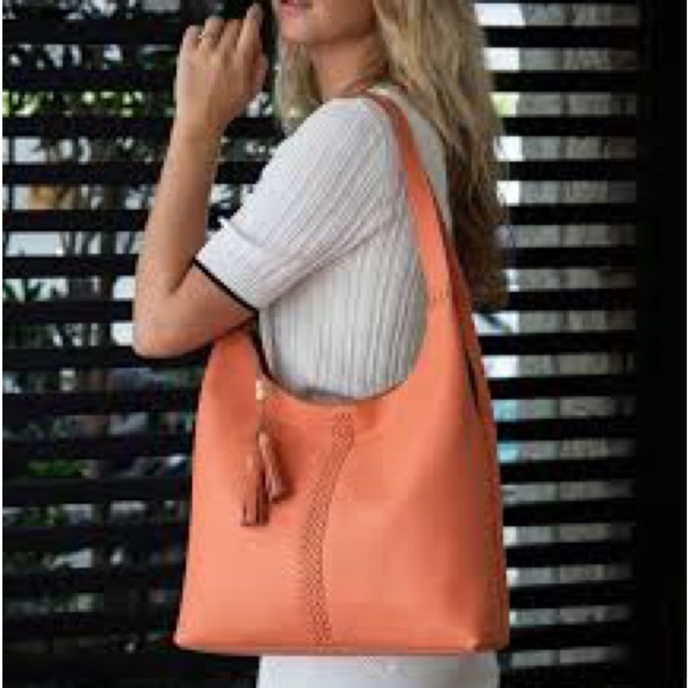 THE SAK "Huntley" Naked Vachetta Leather
Hobo double strap shoulder bag in Coral